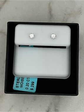 🆕 Sterling silver moissanite studs. $299 retail value.